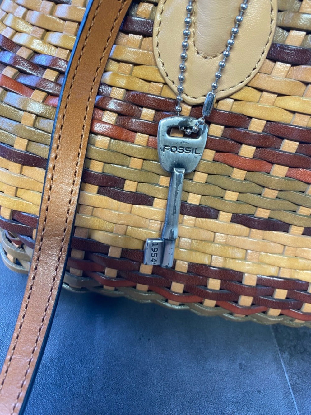 Fossil Woven Leather Crossbody Bag in Tan, Brown & Burgundy w/ Key Charm - Picture 4 of 14